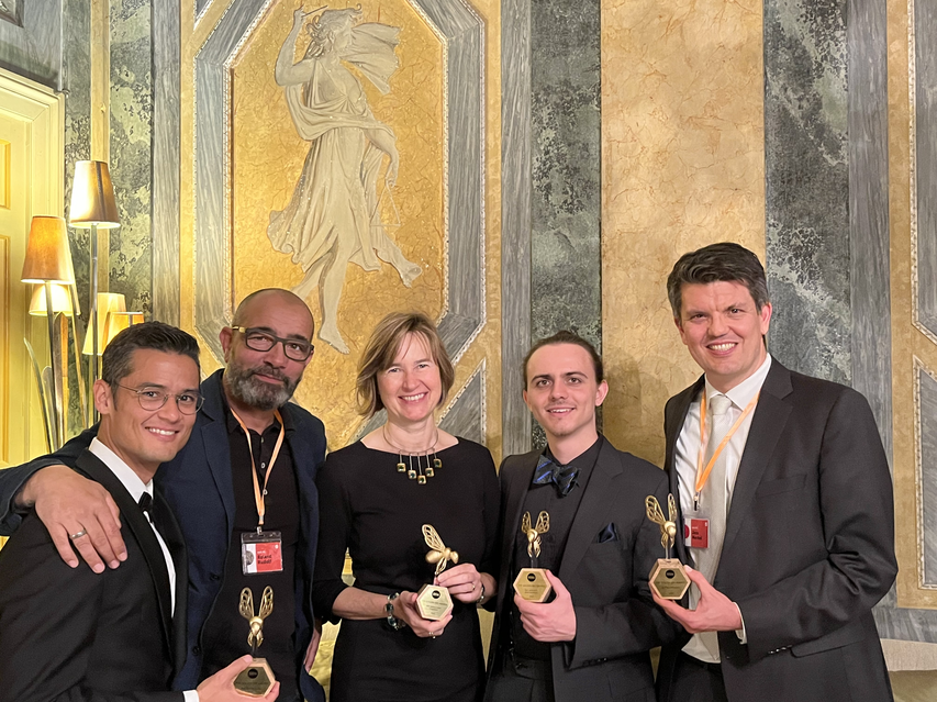 Zu sehen sind fünf Personen die golden Bees in ihren Händen halten. Die fünf Personen sind Dennis Güth, Roland Rudolf, Carola Hecker, André Hofer und Jens Merkel.