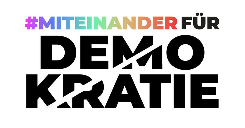 Auf dem Bild ist nur Typographie zu sehen. Zuoberst steht „#Miteinander“ in bunten Buchstaben. In schwarz folgt das Wort „für“. Darunter steht in noch größeren Buchstaben „Demokratie“. Durch das Wort verläuft ein heller Streifen, der aussieht, als würde er das Wort „Demokratie“ zerschneiden.